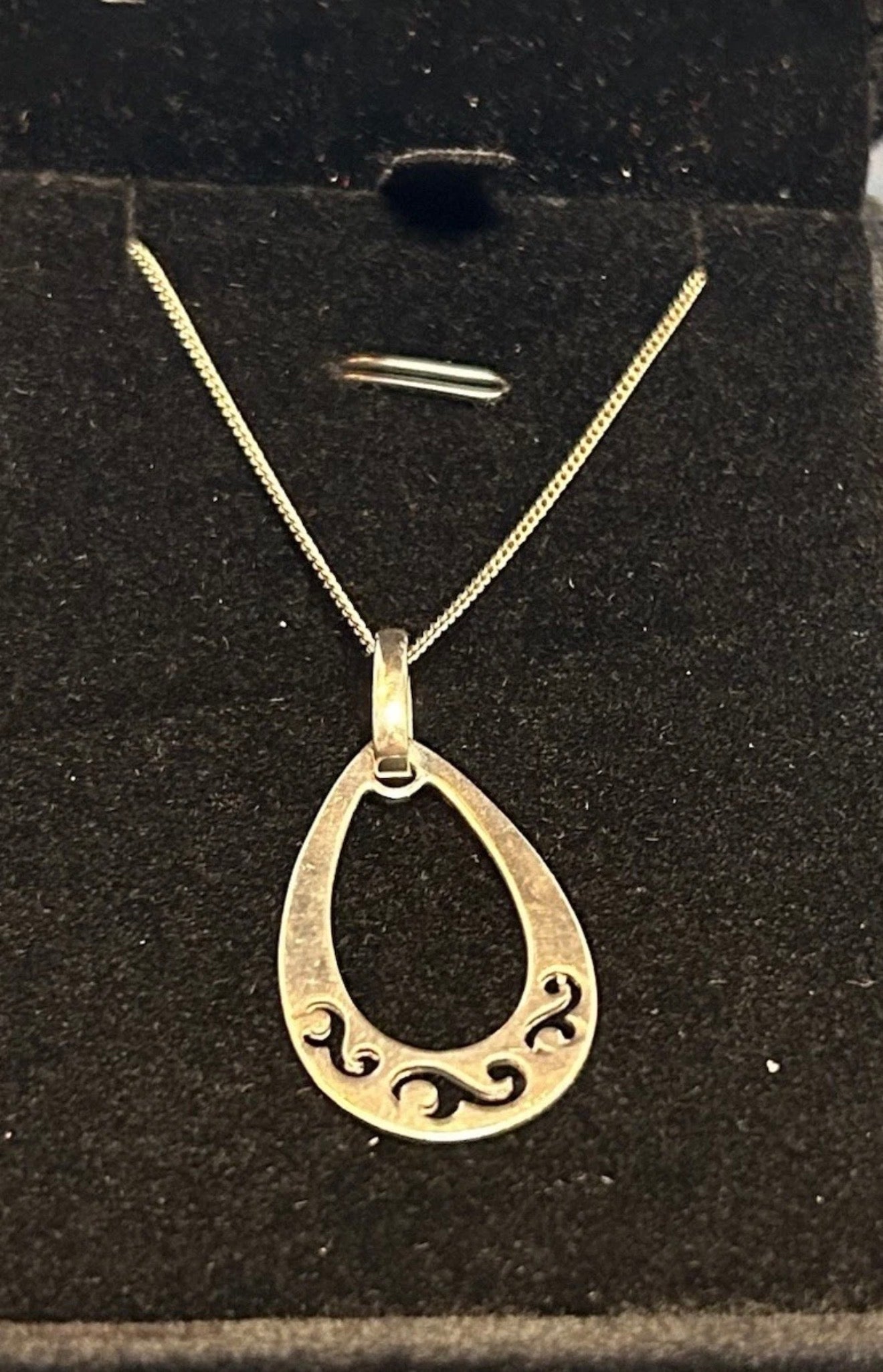 Sliver tear drop pendant necklace