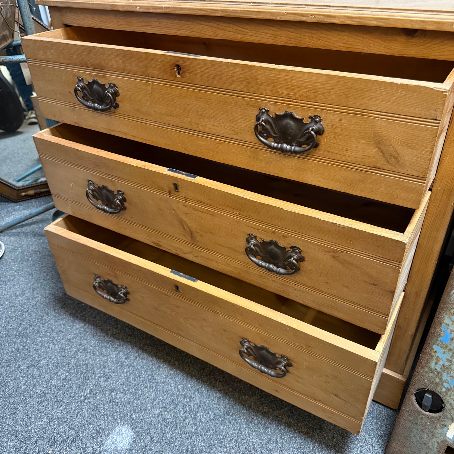 Pine chest of drawers