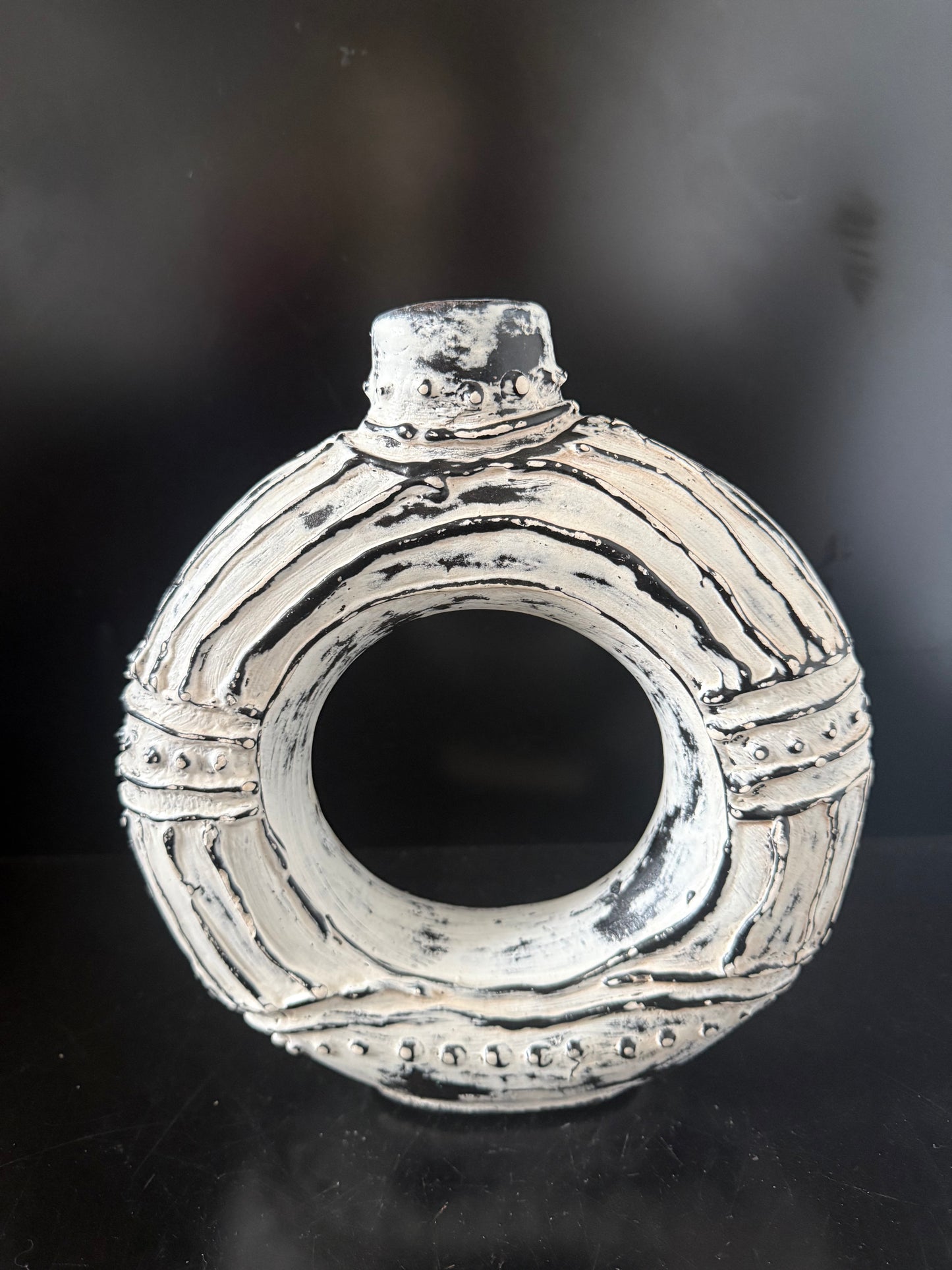 Round dount shaped vase