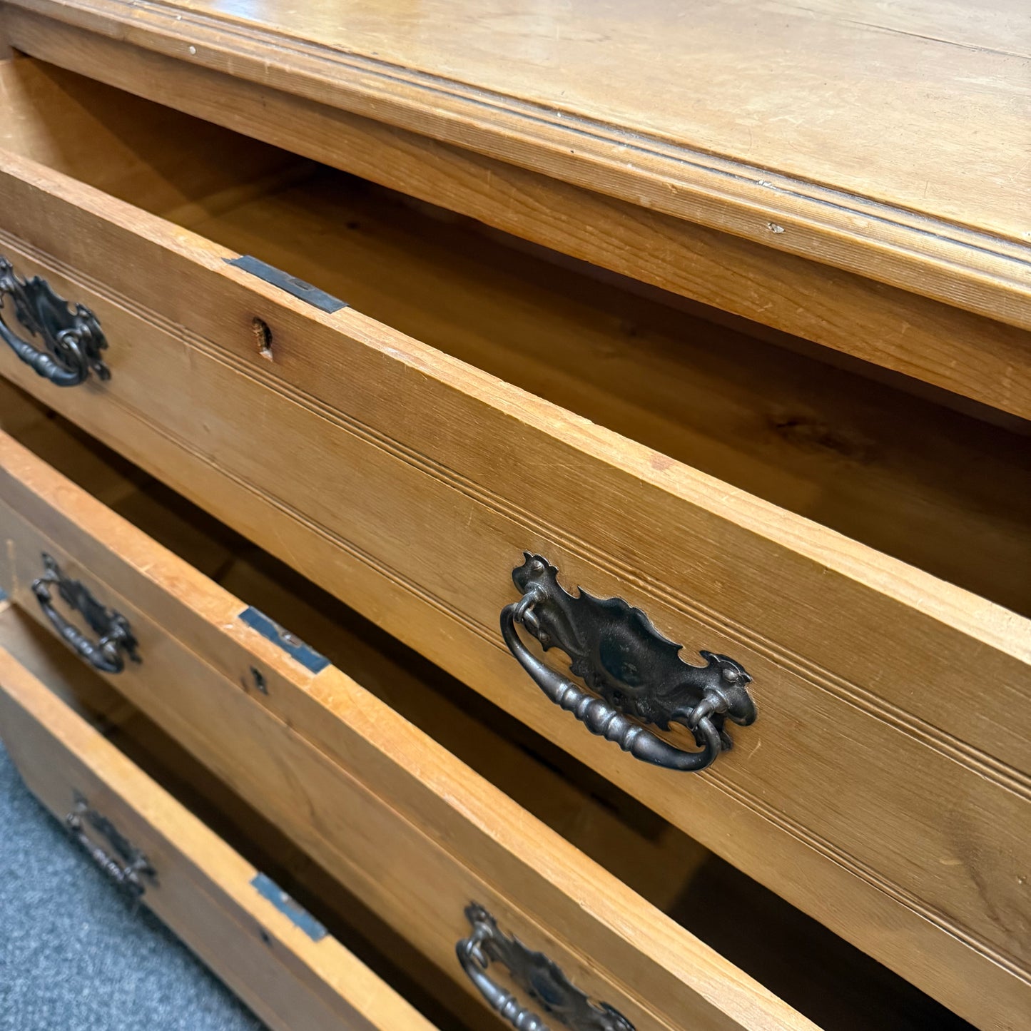 Pine chest of drawers