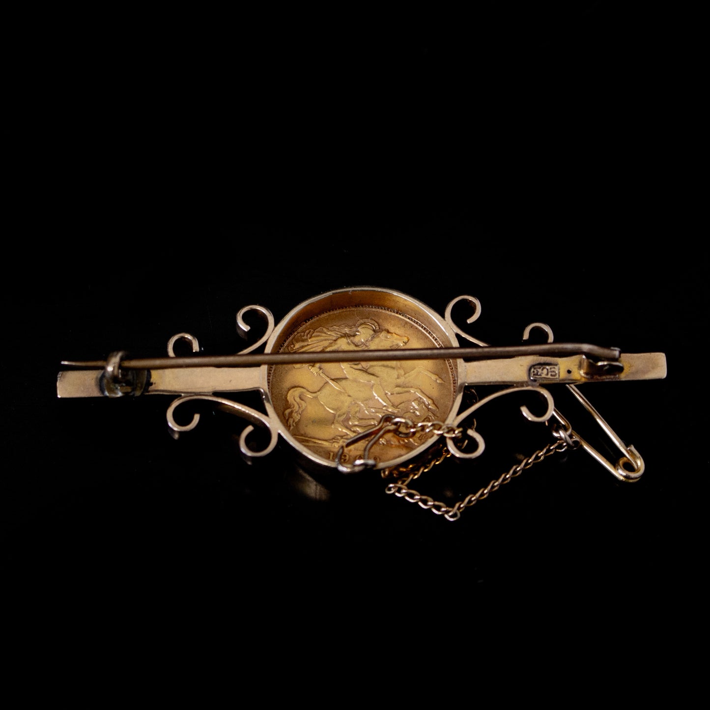 1909 22ct Gold Half Sovereign 9ct Gold Mounted Brooch